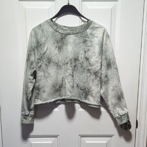 Chic Tie-Dye Cropped Sweatshirt in Gray